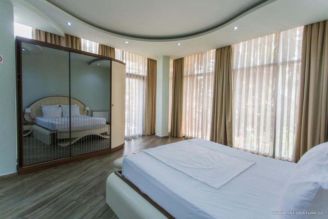 Hotel Light Palace باتومي المظهر الخارجي الصورة